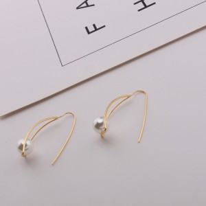 New trend personality curved hollow geometric triangular pearl earrings