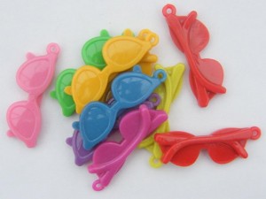 10 Mixed random colours plastic acrylic sun glasses pendants