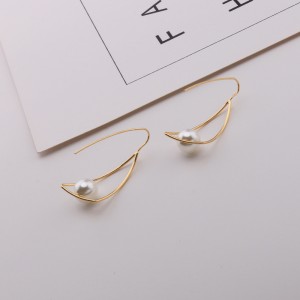 New trend personality curved hollow geometric triangular pearl earrings