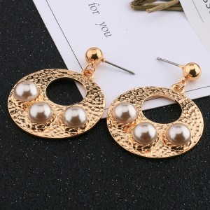 Fashion new design best gift for Valentine’s Day ladies earrings round hollow pearl earrings