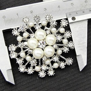 Women’s clothing accessories large snowflake pearl crystal brooch beautiful flower brooch