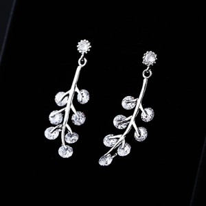 New cute fresh leaves earrings Simple s925 silver needle earrings Stylish personality zircon earrings