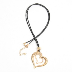 WENZHE Gold Hollow Heart Pendant Necklace