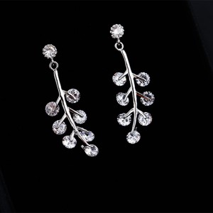 New cute fresh leaves earrings Simple s925 silver needle earrings Stylish personality zircon earrings