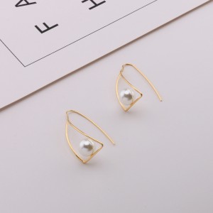 New trend personality curved hollow geometric triangular pearl earrings