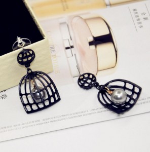 Hot sale gold plated alloy birdcage design pearl stylish girl earrings