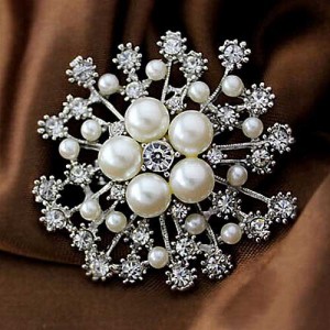 Women’s clothing accessories large snowflake pearl crystal brooch beautiful flower brooch