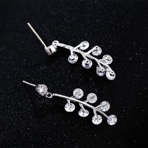 New cute fresh leaves earrings Simple s925 silver needle earrings Stylish personality zircon earrings